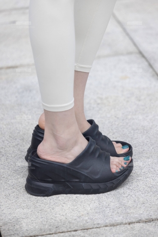 LB198-239P 成都车展-175百万网红车模粥粥酱紧致瑜伽裤美脚