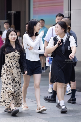 230630-1=43 街拍热裤白皙美腿小仙女