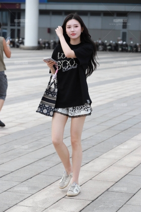 时尚豹纹蕾丝裙大长腿