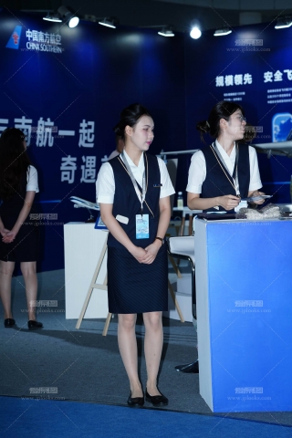 展会上机场地勤制服丝袜也挺诱惑