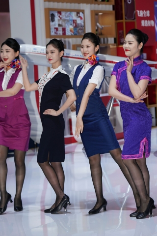 25空姐展会-川航不同时期群黑丝来袭，亮点颇多，且看且惜