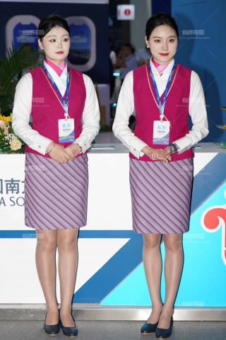 25空姐展会-南航前台的藕色灰丝在欠曝下格外性感被发现拍
