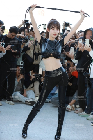 广州车展皮衣露脐装网红-小哈娜