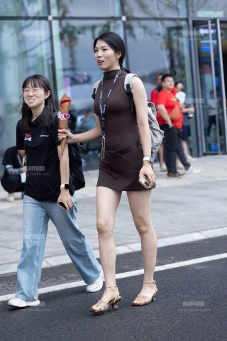 LB180-56P 成都车展-高挑气质美女主播下班