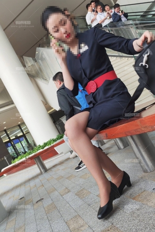 4K视频东航稀少题材轻熟空姐金棕丝二郎腿