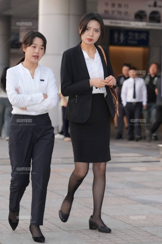 奔驰工装黑丝轻熟44P