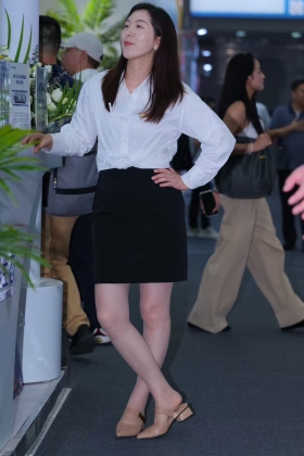 皮肤白嫩的超薄肉丝少妇，脚后跟性感