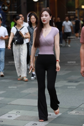 紫色条纹V领上衣