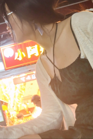 光脚肉腿的吊带衫妹子7ddsm2351235