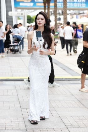 网红颜尖肉白色露背裙