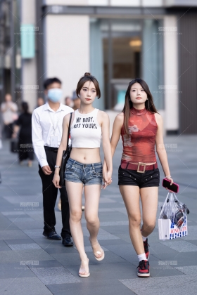 230630-12=19 街拍热裤双美辣妹