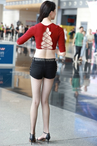 热裤露背背心小姐姐