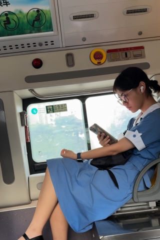 公交车偶遇小皮鞋学生妹