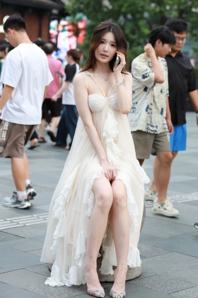 荷叶边吊带连衣裙