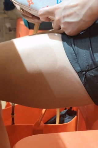 自捏美腿的就餐美女gkj768