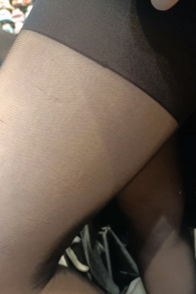 妹子鞋店秀开裆黑丝袜展示美腿mzzc0011
