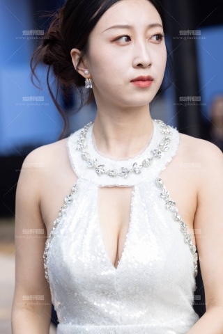 LB162-145P 上海时装周-性感开叉露胸挂脖礼服少妇