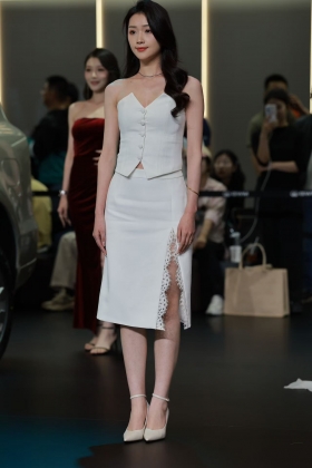 上海车展白色开叉半身裙高跟靓丽车模