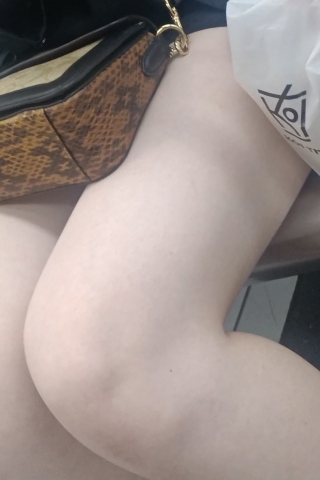 银白色高跟美女的超白美腿4ybsggdc