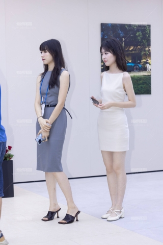 LB011-26P 某展台的美女主播销售