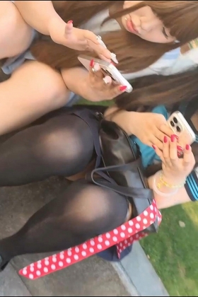 蜘蛛爬在妹子的黑丝肉腿上,快提醒下她1txrmzzzp