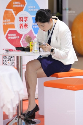 金融公司前台小姐姐超薄肉丝制服在午餐