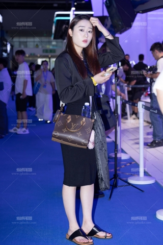 25829-4=65 展会搭讪美味玉zu白嫩美脚少妇