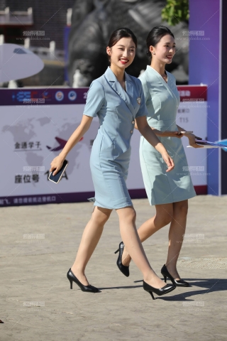 爱笑的准空姐太阳光笑肉丝美腿制服