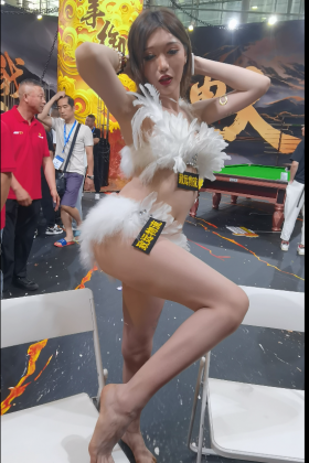 宫梦儿手机4K-25广州台球展凳子上