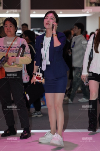 g z车展最有韵味的肉丝熟女销售