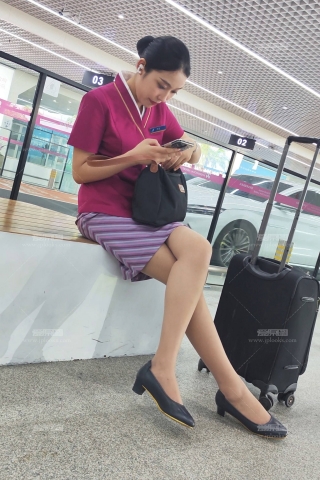 4K视频偶遇南航空姐落地肉丝二郎腿优雅美丽