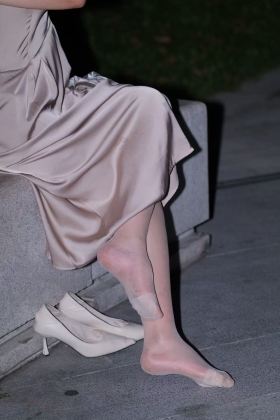 街边搭讪肉丝熟女，忽悠脱鞋拍丝脚