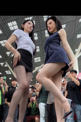 车展妍熙开裆黑丝超底视角