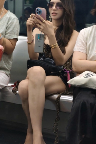 长腿模特当众秀美腿sdgsd2127