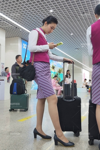 4K视频偶遇南航高挑气质轻熟空姐下班5分38秒