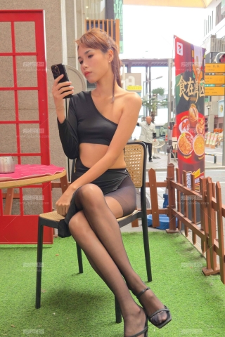 混血妹黑裙无内黑S坐姿手机8K5min