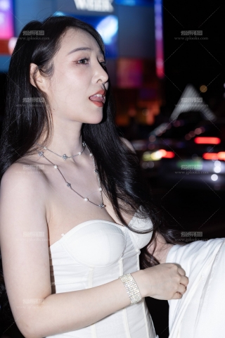 LB096-50P 上海时装周-最近很火的街拍网红是小考拉呀（美胸）