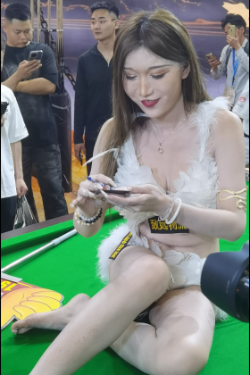 宫梦儿手机4K视频-25广州台球展台球桌上