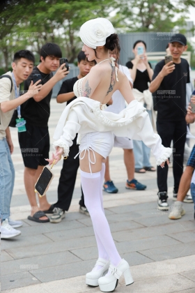 好艺术的妹子【套图➕单反视频】