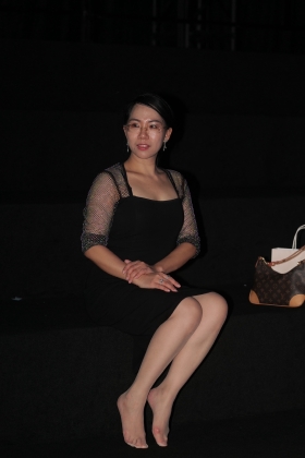 戴眼镜的熟女肉丝脚，非常骚