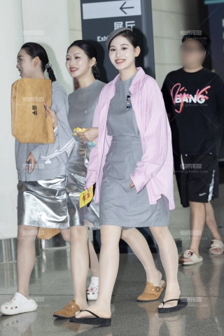 LB199-34P 三位肉丝美腿礼仪小姐对我笑