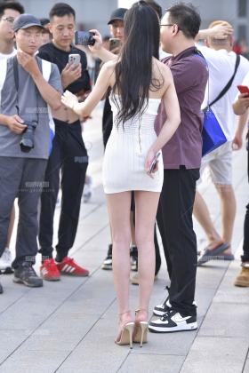 啦不啦多白色包臀裙 250601-52