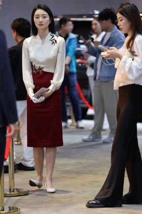 红旗金葵花气质女销售