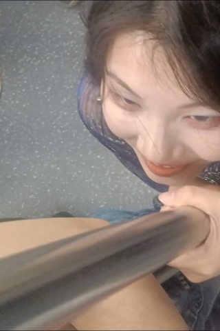 蹲在你目前握住钢管的古装透明蓝丝大美女3dznmqwzg