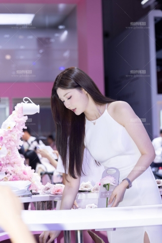 LB022-45P 当身高180的车模凯月当起了前台礼仪