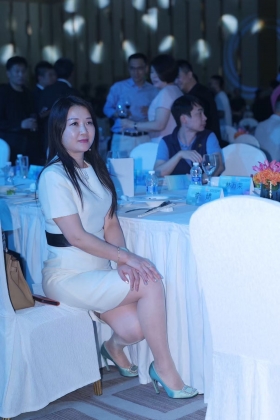 丰满型熟女肉丝高跟