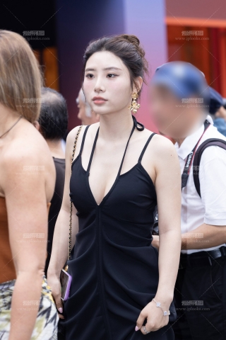 LB085-82P 上海时装周-深V性感美胸女王