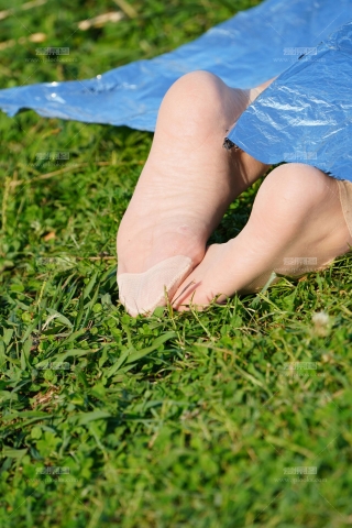 2025.10.12公园抓拍草地苗条身材妇女短肉丝脚
