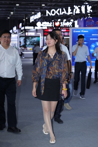 肉丝熟女领导亲临现场指导工作