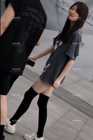 被男友调戏的细长腿黑绑腿袜妹子4nzbmtmn